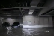 スズキ・ジムニー、水没する地下駐車場から間一髪の脱出