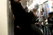 【動画】海外の地下鉄でクレイジーな男性が現れ乗客ドン引き→しかしまさかのオチで腹筋崩壊ｗｗｗｗｗｗ