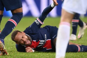 ◆悲報◆ネイマール、後方からのカニバサミタックル受けて退場…号泣するほどの痛みで長期離脱か