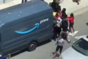 【悲報】アメリカのAmazon配送車、駐車中に商品を略奪されまくる