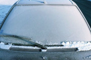 車のフロントガラスが凍ったらお湯かけていいの？