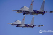 中国海軍航空旅団所属のSu-30多用途戦闘機2機が、戦闘飛行訓練する様子を公開！