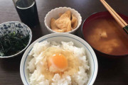“味噌汁がつくと質素なおかずでもそれなりな定食に見える”説