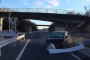 【動画】えぐい。中央分離帯超えの対向車に突っ込まれて納車半年の車が廃車に。