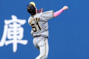 阪神中野が超絶背面キャッチ！後ろ向きにジャンプしながらグラブにスッポリ　併殺に一塁走者の山本がぼうぜん