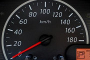 【質問】自動車の速度メーターの121km以上って何で付いとるんや