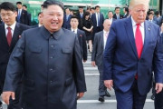 韓国紙「文大統領だけを削除した ... 金正恩・トランプ2人だけが写る北朝鮮の画報」
