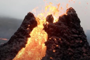 火山から噴き出す溶岩にドローンで迫った映像がめちゃくちゃカッコイイ。