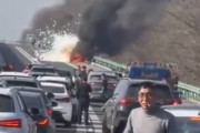 【悲報】「また中国製EVが高速道路で炎上・爆発したｗｗｗ」→動画拡散→古いボルボの事故でしたｗ　