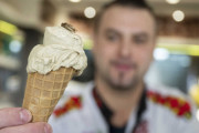 【昆虫食】ドイツでもコオロギ・アイスが登場　乾燥コオロギ1匹をまるごとトッピング