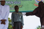 【画像】インドネシアの鞭打ち刑、やばすぎる