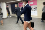 【画像】まんさん、下着姿で公共交通機関を利用してしまうw