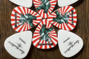 【画像】ギタリスト「最高にクールなピックを作ったぜ」　ファン「かっこいい！」　何故か韓国人が発狂