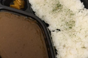 こういうカレー弁当ってどうやってご飯にかければいいんだよ💢💢（※画像あり）