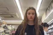 【悲報】外人美女TikToker、日本のコンビニでダンス撮影 → 店員からガチで蔑んだ目で見られてしまうｗｗｗｗ