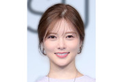 美脚チラリのオフショルドレス…白石麻衣、卒業間近の乃木坂46梅澤美波とアイドル時代の衣装を着た2ショット公開