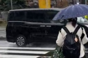 【動画】ドライバーさん、大雨で赤ちゃんを抱いたお母さんを無視して走行してしまう
