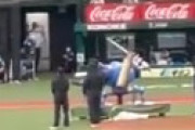 【動画】 西武ドーム、まさかの「キラーマシン」の始球式に球場騒然ｗ 球速199キロを記録ｗｗ
