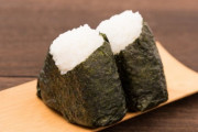【悲報】おにぎりの海苔はシナシナ派のワイ、人権がない。