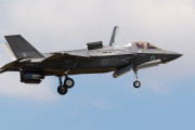 最新鋭ステルス戦闘機F-35B、米軍嘉手納基地に4機飛来…海兵隊岩国基地配備機！