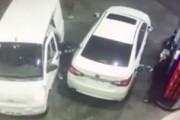 給油中の車を狙った自動車強盗、ガソリンを浴びせられて敗走ｗｗｗ