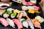 ワイ「さぁ、回転寿司だ！まずはサーモンとサーモンとサーモンと」彼女「あのさぁ…」→
