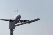 【動画】中国国際航空のA320が鳥の群れと衝突する瞬間が地上から撮影される。