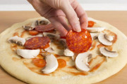 【画像】ピザを作ってるのかと思ったら紅餅づくりでした