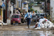 【画像】流された車、歩道をふさぐ車、片付ける人たち
