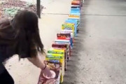 小学生たちがシリアルの箱を使ったドミノ倒しに挑戦…興奮が止まらない