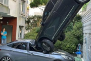 韓国メディア　「空から車が落ちてきた？」驚愕の風景…駐車中の車を直撃、運転手は無事 ［10/15］