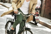 【画像あり】トレンチコートを着て颯爽と自転車を漕ぐ男がカッコよすぎるｗｗｗｗｗｗｗｗｗｗ