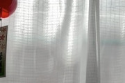 【動画】上の階から物が次々と落ちてくる。何事かと思ったら・・・。