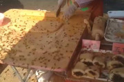【悲報】中国の屋台、あまりにもハチが多すぎる・・・お前らの想像の1.2倍は多い