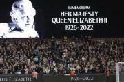 「涙が止まらない」エリザベス女王の訃報でマンU、ウェストハムらプレミアクラブの“追悼”に反響