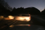 危うく正面衝突！センターラインを越えて猛スピードで突っ込んでくる一台の車…ドライブレコーダーが捉えた危機一髪の瞬間