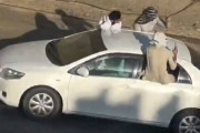 【動画】パキスタン人が車に箱乗りして猛烈なスピードでバックした結果ｗｗｗｗｗｗｗｗｗｗ