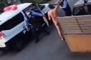 【動画】 住宅街の路上で産まれたままの姿でう○こまみれの男が逮捕される瞬間が激撮され衝撃走る・・