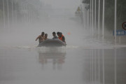 豪雨の中国　北京を守るため、「保水地区」と称した街へ水を流す　犠牲になって家を失った人々がネットで怒りの声を上げる
