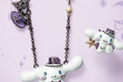 「ANNA SUI×シナモロール」シックな装いのシナモンが激カワ！ネックレス&イヤーカフ登場