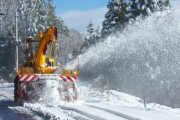 青森の除雪作業員「雪玉やスコップを投げつけられた。監視するようにスマホを向けられ続けた