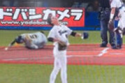 【動画】 阪神・近本、またもヤクルト投手に当てられる 「いきなり死球」 阪神ファンから怒号で場内騒然