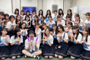 【乃木坂46】神宮公演、バナナマン設楽を囲んだメンバー集合ショット公開！！！
