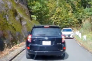 【動画】山道で突然前の車がバック→ぶつけられる→運転手叫ぶｗｗｗｗｗ