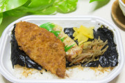 のり弁「白身魚フライ、ちくわ天、きんぴら」←1品足して“最強”にしろ
