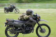 陸上自衛隊：偵察や伝令、連絡、災害時の初動対応……多目的に活躍する「オートバイ」はカワサキ・KLX250