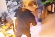【動画】中国でキッチンが爆発し男性が炎に包まれてしまう事故。