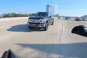 【動画】高速道路上の落とし物を拾うライダーの映像が怖すぎてｗｗｗ