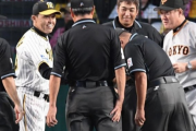 【阪神】岡田監督と白井球審がメンバー表交換でニッコニコ　過去に「そら白井やから。白井に任せな。白井やねんで」発言も