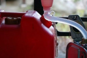 【悲報】平成生まれさん、灯油ポンプを使えない